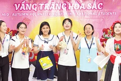 Sinh viên Trường đại học Mở Thành phố Hồ Chí Minh đem Tết Trung thu đến với Trường chuyên biệt Tương Lai. (Ảnh CTV) 