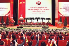 Các đại biểu biểu quyết thông qua Nghị quyết Đại hội Đảng bộ Thành phố Hà Nội lần thứ 18, nhiệm kỳ 2025-2030.