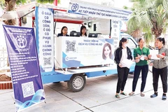 Mô hình “Dịch vụ công lưu động” hỗ trợ người dân xã Minh Châu làm thủ tục hành chính.