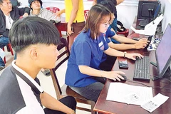 Đoàn viên thanh niên phường Phú Thủy hỗ trợ người dân.