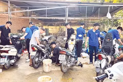 Sinh viên tình nguyện Trường đại học Điện lực sửa chữa xe máy cho người dân Thái Nguyên.