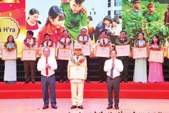 Trung úy Lê Tuấn Thành, Công an xã H’ra, nhận Bằng khen của Ủy ban nhân dân tỉnh Gia Lai tại Đại hội Thi đua yêu nước tỉnh Gia Lai lần thứ I.