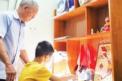 Phụ huynh ở Ba Lòng nhắc nhở con cháu học bài vào mỗi tối.