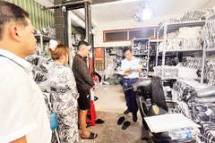 Lực lượng quản lý thị trường Thành phố Hồ Chí Minh kiểm tra hàng hóa áo khoác không rõ nguồn gốc tại xã Bà Điểm. 