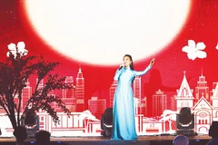 Ca sĩ Thanh Ngọc biểu diễn trong chương trình“Những ngày văn học, nghệ thuật Thành phố Hồ Chí Minh”. 