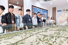 Sinh viên Phân hiệu Đại học Huế tại Quảng Trị tham quan học tập tại Nhà máy điện gió B&T. 
