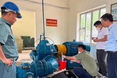 Trung tâm Kiểm soát bệnh tật Hà Nội kiểm tra, lấy mẫu xét nghiệm chất lượng nước sạch sử dụng cho mục đích sinh hoạt tại Nhà máy nước Hạ Đình.