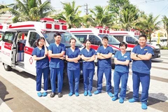 Bác sĩ, điều dưỡng, kỹ thuật viên và lái xe cứu thương Cơ sở cấp cứu ngoại viện Phú Quốc bên xe cứu thương do một doanh nghiệp tài trợ. 