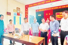 Lãnh đạo xã Tam Hưng tham dự sinh hoạt chi bộ và trò chuyện với đảng viên ở cơ sở. 