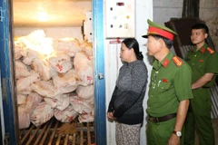 Lực lượng chức năng kiểm tra kho bảo quản lợn chết của Lê Thị Bích Phượng.