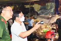 Đại tá Trần Anh Sơn, Phó Giám đốc Công an thành phố Đồng Nai (người cầm đèn pin) chỉ đạo công tác chữa cháy tại hiện trường tối 5/8. 