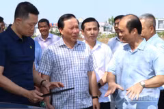 Lãnh đạo Ủy ban nhân dân thành phố Đồng Nai khảo sát thực hiện một dự án trên địa bàn phường Trảng Dài.