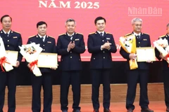 Lãnh đạo Cục Thuế và Thuế tỉnh Đồng Nai khen thưởng cho các đơn vị có thành tích xuất sắc trong thực hiện kế hoạch 60 ngày cao điểm chuyển đổi mô hình từ thuế khoán sang kê khai đối với hộ kinh doanh.