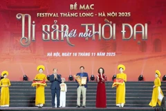 Ban Tổ chức tặng quà lưu niệm tôn vinh những tập thể, cá nhân có đóng góp cho Festival Thăng Long-Hà Nội 2025.