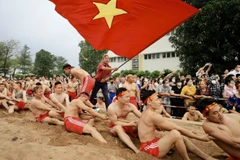 Thực hành nghi lễ và trò chơi Kéo co ngồi tại Long Biên (Hà Nội).