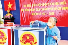 Cử tri đi bỏ phiếu bầu đại biểu Quốc hội khóa XV và đại biểu Hội đồng nhân dân Thành phố Hồ Chí Minh nhiệm kỳ 2021-2026.
