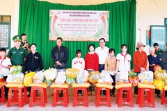 Bộ đội Biên phòng tỉnh Đồng Nai trao quà tặng nhân dân xã Bù Gia Mập.