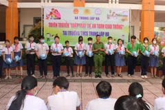 Đại úy Nguyễn Vũ Linh trong một buổi tuyên truyền về Luật Trật tự, an toàn giao thông cho các em học sinh.