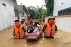 Công an tỉnh Nghệ An hỗ trợ di dời người dân vùng bị ngập lũ do bão số 3 đến nơi an toàn. (Ảnh PHẠM THỦY)