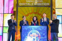 Các đại biểu thực hiện nghi thức khai mạc không gian triển lãm số “Hà Nội Rạng rỡ - Ánh sáng và Di sản”.