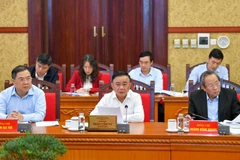 Đồng chí Trần Cẩm Tú, Ủy viên Bộ Chính trị, Thường trực Ban Bí thư, Trưởng Tiểu ban Tổ chức phục vụ Đại hội XIV của Đảng phát biểu tại cuộc họp.