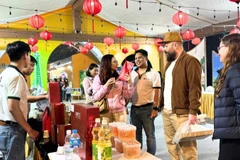 Khách tham quan khám phá, mua sản phẩm tại Liên hoan.