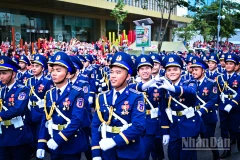 Tình cảm của các chiến sĩ cảnh sát biển gửi đến người dân đang cuồng nhiệt cổ vũ trên đường đoàn quân đi qua.