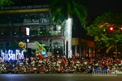 Người dân hân hoan chờ đón đoàn quân về