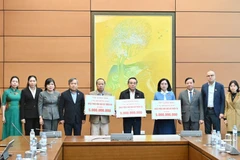 Tỉnh Quảng Ninh trao tặng kinh phí hỗ trợ 3 địa phương Gia Lai, Khánh Hòa, Đắk Lắk bị ảnh hưởng bởi mưa lũ, mỗi địa phương 5 tỷ đồng.