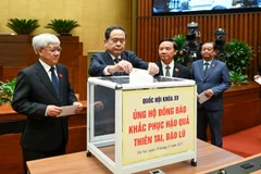 Đại biểu Quốc hội quyên góp ủng hộ đồng bào vùng thiên tai, bão lũ