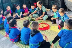 Học sinh đến trải nghiệm gói bánh tét mặt trăng ở làng Đại An Khê. (Ảnh: QUANG HUY)