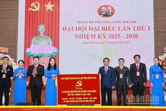 Phó Bí thư Tỉnh ủy Đồng Nai Thái Bảo trao bức trướng của Ban Chấp hành Đảng bộ tỉnh Đồng Nai tặng Đại hội.