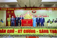 Phó Bí thư Thường trực Tỉnh ủy Đồng Nai Tôn Ngọc Hạnh tặng bức trướng của Ban Chấp hành Đảng bộ tỉnh tặng đại hội.