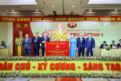 Phó Bí thư Thường trực Tỉnh ủy Đồng Nai Tôn Ngọc Hạnh tặng bức trướng của Ban Chấp hành Đảng bộ tỉnh tặng đại hội.