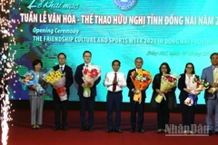 Đồng chí Thái Bảo, Phó Bí thư Tỉnh ủy Đồng Nai tặng hoa chào mừng Tổng Lãnh sự, Lãnh sự các nước tham dự Tuần lễ Văn hóa-Thể thao hữu nghị tỉnh Đồng Nai năm 2025.