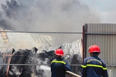 Lực lượng chức năng tiến hành dập lửa.
