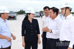 Phó Bí thư Thường trực Tỉnh ủy Đồng Nai Tôn Ngọc Hạnh và Phó Chủ tịch Ủy ban nhân dân tỉnh Hồ Văn Hà nghe báo cáo về tiến độ Dự án thành phần 3, đường Vành đai 3-Thành phố Hồ Chí Minh.