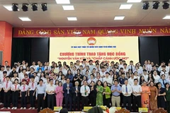 150 suất học bổng trị giá 865 triệu đồng được trao cho các học sinh, sinh viên có hoàn cảnh khó khăn.