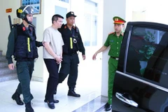 Lực lượng Công an dẫn giải bị can Nguyễn Quốc Vũ.