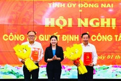 Đồng chí Tôn Ngọc Hạnh trao quyết định và tặng hoa chúc mừng đồng chí Nguyễn Văn Út và đồng chí Nguyễn Kim Long.