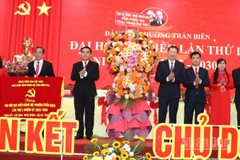 Bí thư Tỉnh ủy Đồng Nai Vũ Hồng Văn trao bức trướng của Ban Chấp hành Đảng bộ tỉnh tặng đại hội.