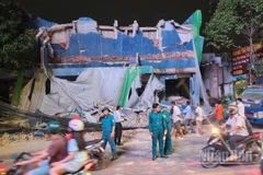 Lực lượng chức năng khắc phục sự cố trong quá trình tháo dỡ tòa nhà rạp Thanh Bình trong tối 27/7.
