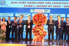 Phó Chủ tịch Thường trực Ủy ban nhân dân tỉnh Đồng Nai Nguyễn Kim Long tặng hoa chúc mừng Ban Chấp hành Hiệp hội logistics Đồng Nai lần thứ I.