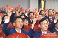 Các đại biểu tham gia biểu quyết thông qua Nghị quyết tại phiên bế mạc.