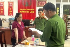 Lực lượng Cơ quan Cảnh sát điều tra Công an tỉnh Đồng Nai thi hành quyết định khởi tố, bắt tạm giam đối tượng Huỳnh Thị Liêm.