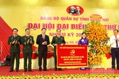 Thường trực Tỉnh ủy Đồng Nai trao bức trướng của Ban Chấp hành Đảng bộ tỉnh tặng đại hội.