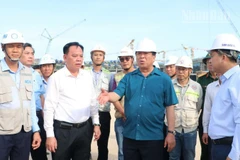 Bộ trưởng Xây dựng Trần Hồng Minh và lãnh đạo tỉnh Đồng Nai kiểm tra tại dự án sân bay quốc tế Long Thành.