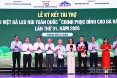 Ban Lãnh đạo Báo và Phát thanh, Truyền hình Đồng Nai tặng hoa chúc mừng 2 nhà tài trợ.