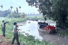Lực lượng công an vây bắt nhóm đối tượng khai thác cát trái phép trên sông Đồng Nai.