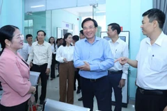 Bộ trưởng, Chủ nhiệm Văn phòng Chính phủ Trần Văn Sơn cùng Đoàn công tác khảo sát Trung tâm Phục vụ hành chính công phường Biên Hòa, tỉnh Đồng Nai.